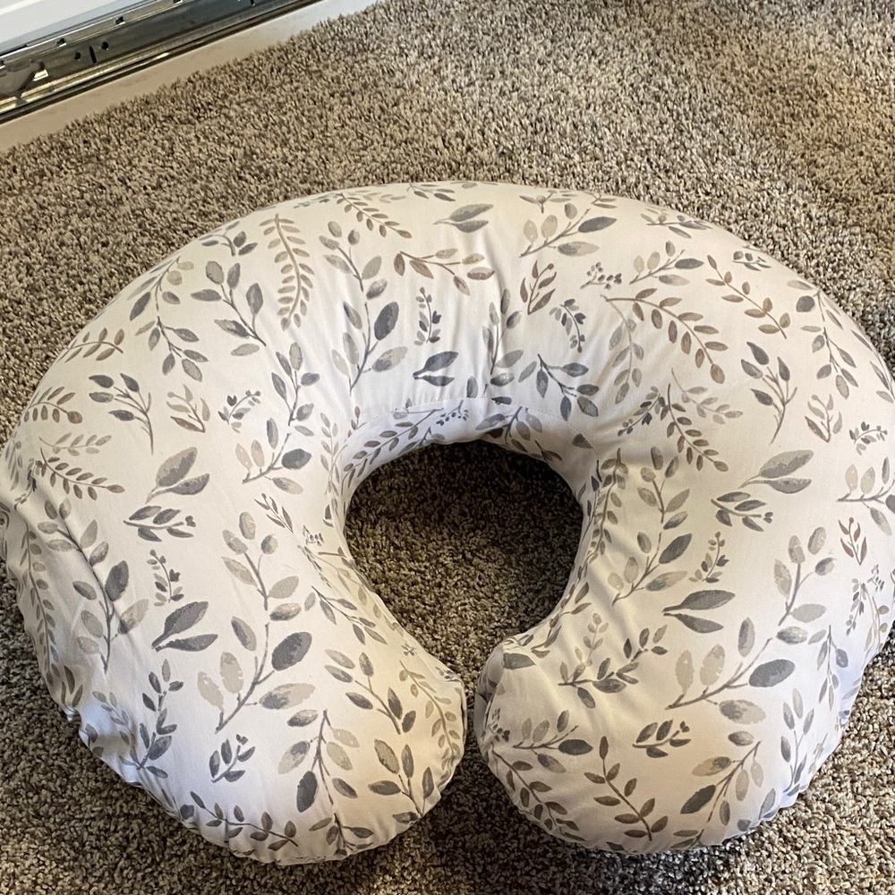 Bobby Nursing Pillow with Leaf Cover